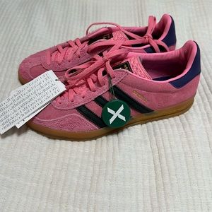 Adidas Gazelle / size 6.5 / pink/black
